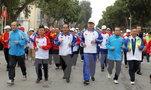 Hơn 7.000 người tham gia Ngày chạy Olympic năm 2016 tại Hà Nội